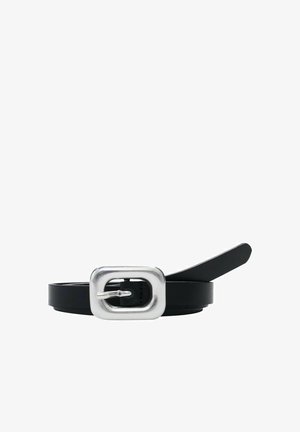 Mustmust nahkööbel, millel on ristkülikukujuline hõbedane metallist pandla. Vöö on lame ja sile, featuring mitmed augud suuruse kohandamiseks.