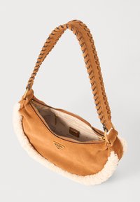 Tanned suède handtas met een crèmekleurige nepbont rand, een gevlochten handvat en gouden hardware. De ritssluiting onthult een gevoerd interieur met een logo.