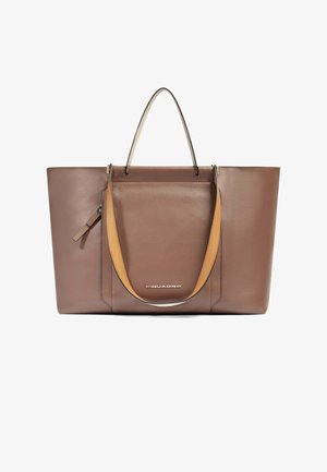 Braune Leder-Handtasche mit glatter Textur, versehen mit zwei Tragegriffen in einem helleren Braun. An der Seite ist eine Reißverschlusstasche sichtbar. Logo auf der Vorderseite.