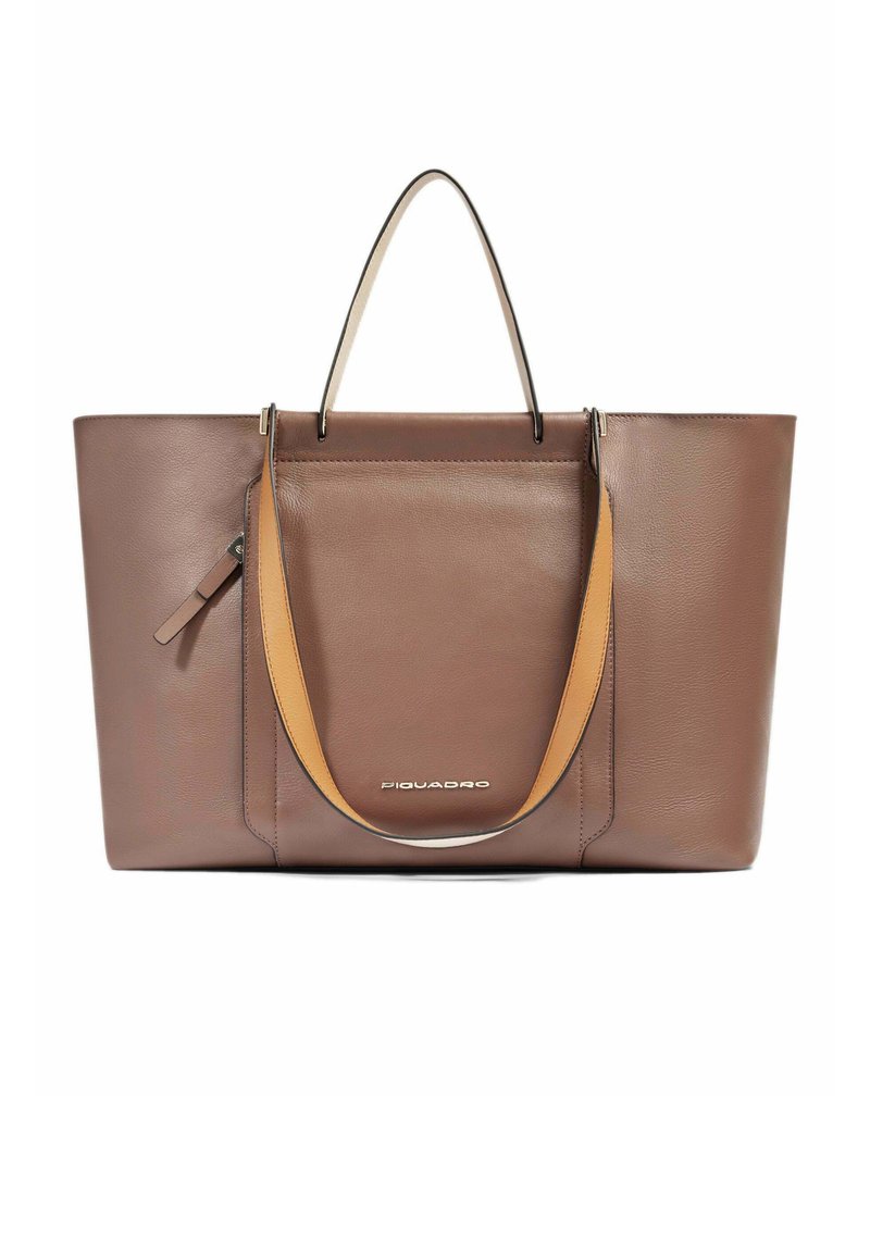 Bruine leren totebag met een gladde textuur, voorzien van dubbele handvatten in een lichtere bruine kleur. Aan de zijkant is een zakje met rits zichtbaar. Logo aan de voorkant.