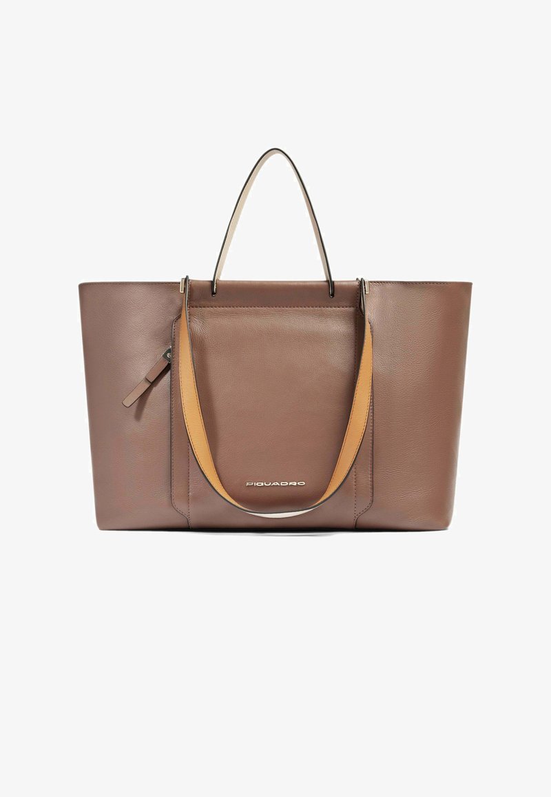 Bruine leren totebag met een gladde textuur, voorzien van dubbele handvatten in een lichtere bruine kleur. Aan de zijkant is een zakje met rits zichtbaar. Logo aan de voorkant.