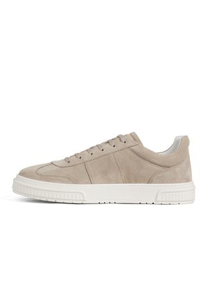 Beige suède lage sneaker met witte rubberen zool en veters, zijaanzicht op een witte achtergrond.