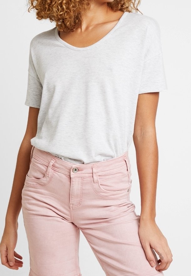 T-shirt en coton gris clair avec col en V, manches courtes et coupe décontractée, associé à un jean denim rose pâle doux avec poches avant.