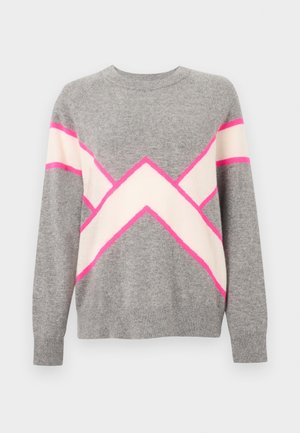 Pull en maille grise avec un motif géométrique comprenant des rayures roses et crème. Encolure ronde et poignets côtelés. Texture douce.