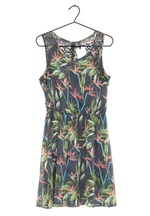 Robe noire sans manches avec imprimé floral tropical oiseau de paradis orange vif et vert, détail en dentelle au niveau de l'encolure, suspendue sur un cintre noir.