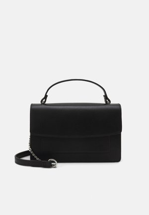 Sac à main rectangulaire noir avec une poignée supérieure et une bandoulière amovible ornée d'un détail en chaîne argentée, posé sur un fond blanc.