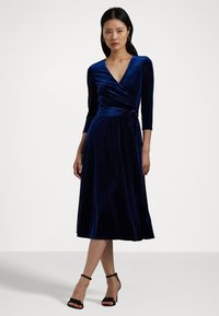 Lauren Ralph Lauren Petite SURPLICE VELVET DRESS - Dienas kleita - luxe navy