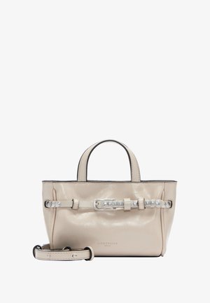 Beżowa skórzana torebka z dwoma uchwytami na górze, odpinanym paskiem na ramię, dekoracyjnym detalem z paskiem i okrągłymi akcentami oraz czarnymi wykończeniami.