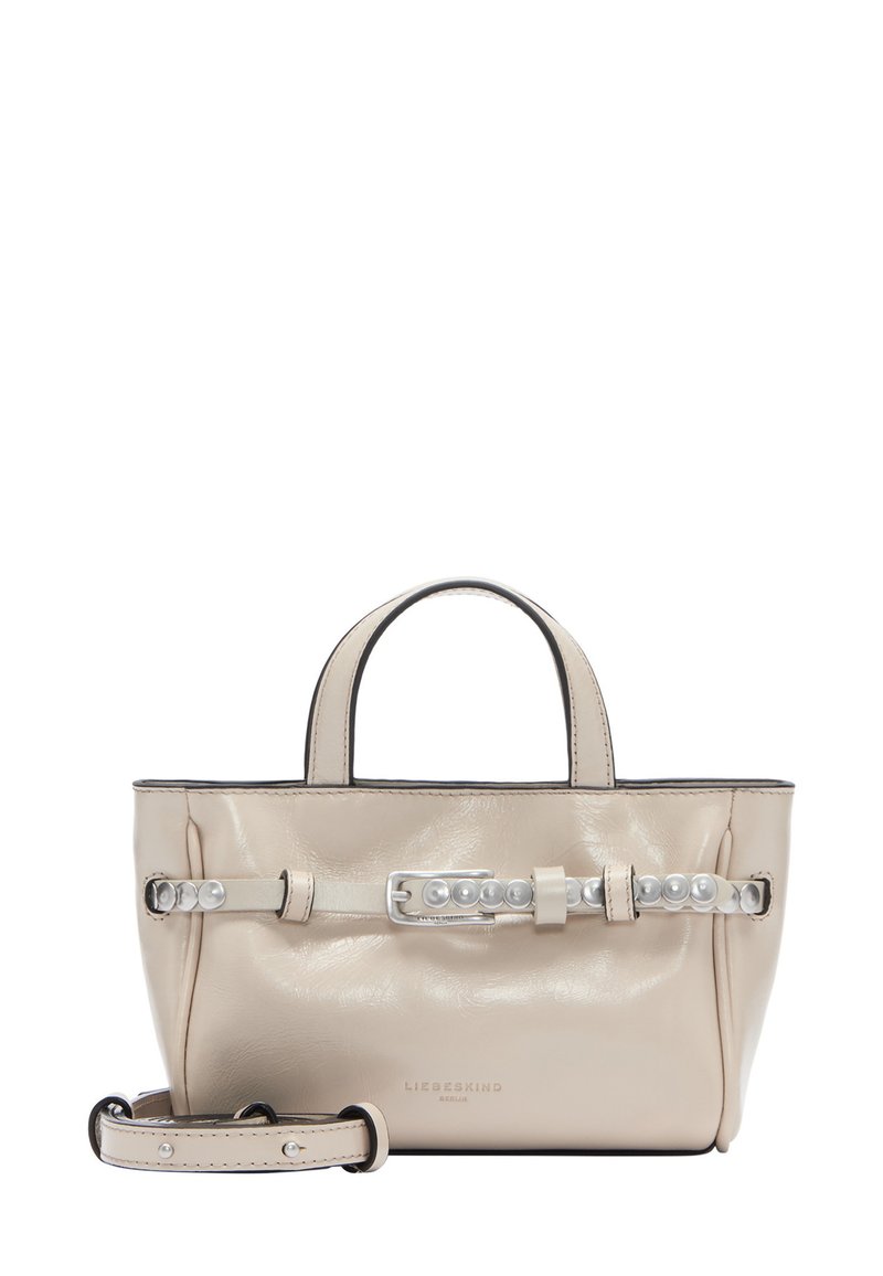 Beżowa skórzana torebka z dwoma uchwytami na górze, odpinanym paskiem na ramię, dekoracyjnym detalem z paskiem i okrągłymi akcentami oraz czarnymi wykończeniami.