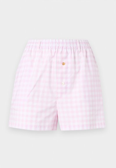 Shorts à carreaux rose clair et blanc avec taille élastique et deux boutons à l'avant, un doré et un blanc.