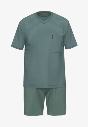 Lyhythihainen, V-kauluksellinen toppi hillityssä vihreässä, jossa on vaakaraitoja, yhdistettynä samanvärisiin yksivärisiin vihreisiin shortseihin. Varustettu rintataskulla.