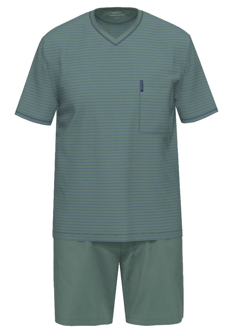 Top a maniche corte, con scollatura a V in verde tenue a righe orizzontali, abbinato a pantaloni corti verdi in tinta unita. Presenta una tasca sul petto.
