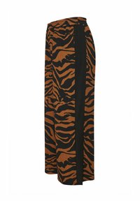 Pantaloni a gamba larga con un motivo a strisce tigre marrone e nero, caratterizzati da un pannello laterale nero a tinta unita. Realizzati in tessuto testurizzato, con vita elastica.