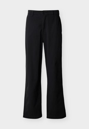 Schwarze gerade geschnittene Hose mit Gürtelschlaufen, Knopf- und Reißverschluss, flach liegend auf weißem Hintergrund dargestellt.