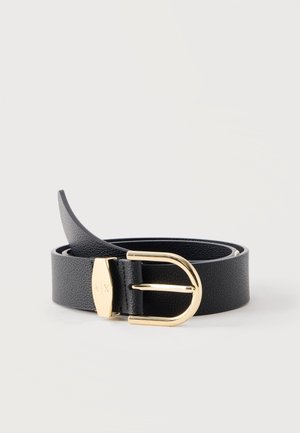 Schwarzer Ledergürtel mit Struktur, verziert mit einer goldenen, gebogenen Schnalle und einem goldenen Akzent mit Gravur "A|X", flach auf einem weißen Hintergrund liegend.