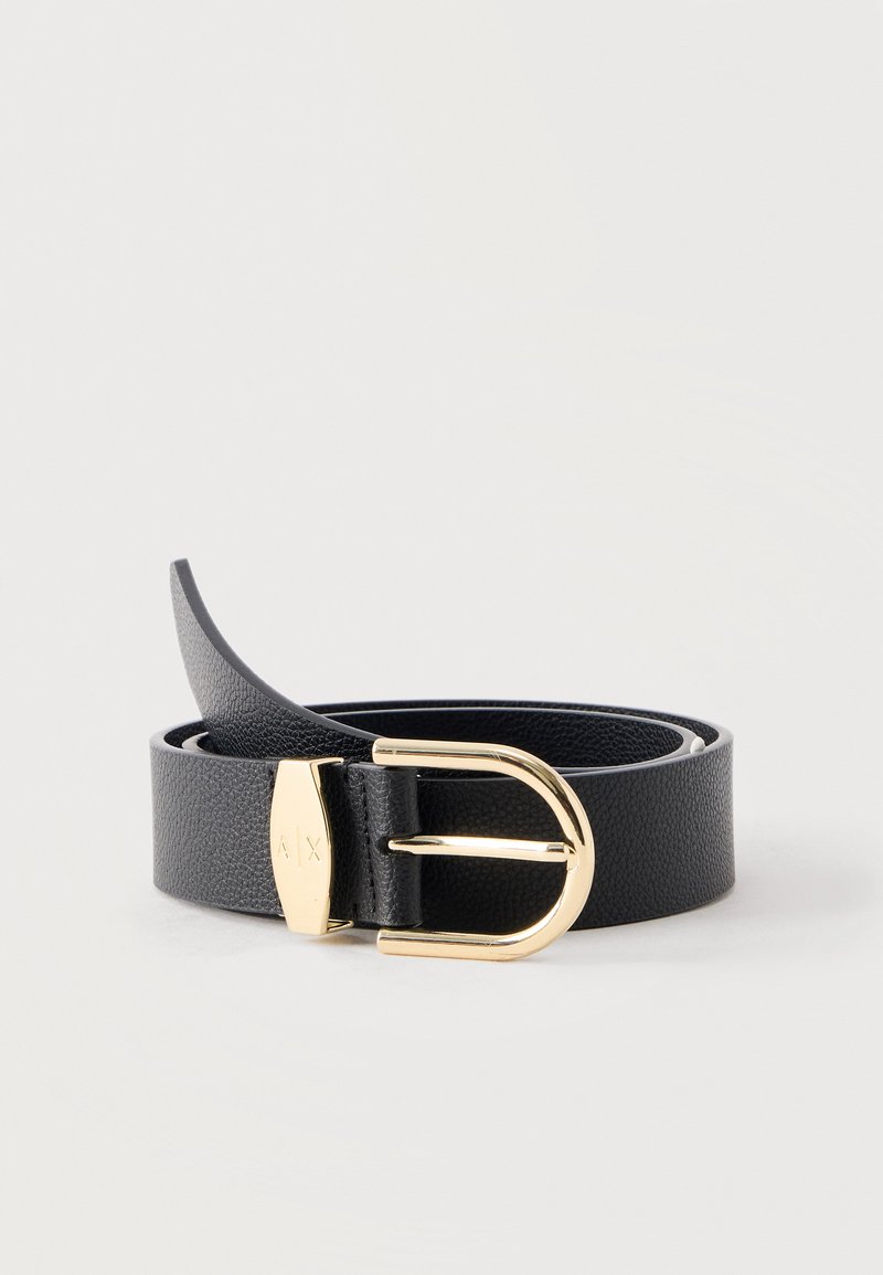 Μαύρη ζώνη από δέρμα με υφή, με χρυσή καμπυλωτή αγκράφα και χρυσή διακοσμητική λεπτομέρεια χαραγμένη με το "A|X", τοποθετημένη σε λευκό φόντο.