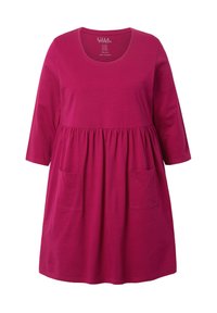 Vestido fucsia con escote redondo y mangas tres cuartos. Presenta una cintura fruncida y dos bolsillos frontales. Está fabricado en algodón suave.