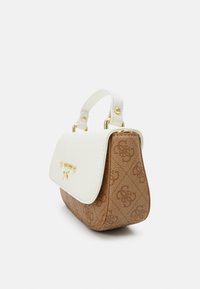 Borsa a tracolla marrone e bianca con forma strutturata, superficie testurizzata, accessori in oro e un motivo decorativo con logo sulla sezione marrone.