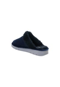 Zapatilla azul marino con forro de peluche y suela gris acolchada. Punta redonda, diseño de talón abierto y material superior texturizado.