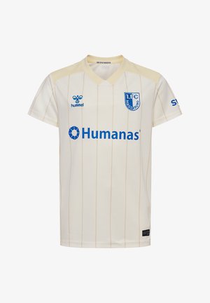 Maglia da calcio color crema con strisce verticali color beige chiaro, decorata con i loghi blu di "Hummel", "1.FC Magdeburg" e "Humanas." Collo rotondo.