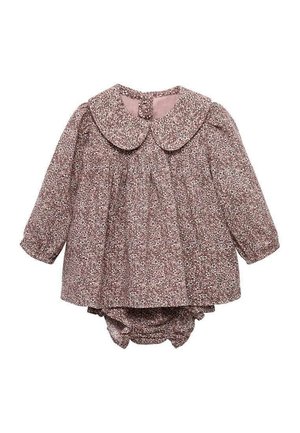 Robe à manches longues avec un motif floral en mauve, dotée d'un grand col arrondi, comportant une taille élastique et des culottes assorties en dessous.