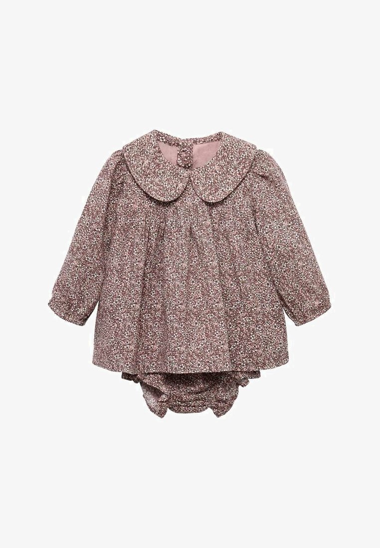 Haljina dugih rukava s cvjetnim uzorkom u boji mauve, s velikim okruglim ovratnikom, koja ima gumicu u struku te odgovarajuće gaćice ispod.