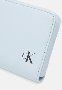 Calvin Klein Jeans BLOCK ZIP AROUND - Monedero - keepsake blue