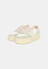Sneakers platform con pelle bianca, dettagli in suede grigio e lacci intrecciati rosa. Punta arrotondata e suola spessa per un'altezza extra.