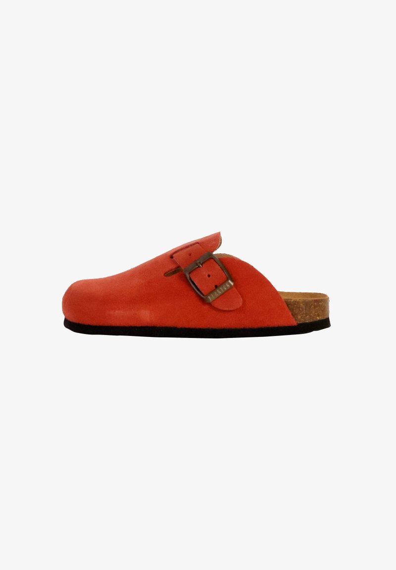 Sabot en daim rouge, facile à enfiler, avec une seule bride à boucle réglable et une semelle intérieure en liège sur une semelle noire.