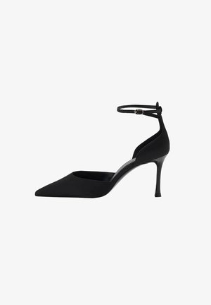 Cizmă de înaltă cu vârf ascuțit, de culoare neagră, cu toc subțire, spate deschis și curea la glezna. Fabricată dintr-un material neted, cu un design elegant.