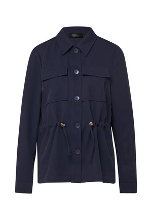 Granatowa kurtka z długim rękawem, zapinana na guziki z przodu, z dwoma klapowymi kieszeniami na piersi oraz regulowanym sznurkiem w talii z detalami w złotym odcieniu.