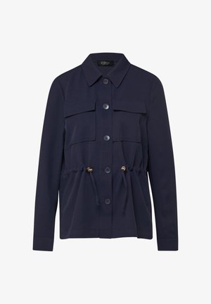 Granatowa kurtka z długim rękawem, zapinana na guziki z przodu, z dwoma klapowymi kieszeniami na piersi oraz regulowanym sznurkiem w talii z detalami w złotym odcieniu.