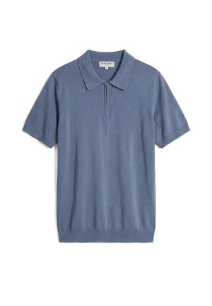 Polo a maniche corte in maglia blu con colletto a mezzaluna con cerniera e logo discreto sul petto, distesa su uno sfondo bianco.