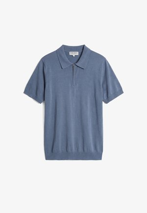 Polo a maniche corte in maglia blu con colletto a mezzaluna con cerniera e logo discreto sul petto, distesa su uno sfondo bianco.