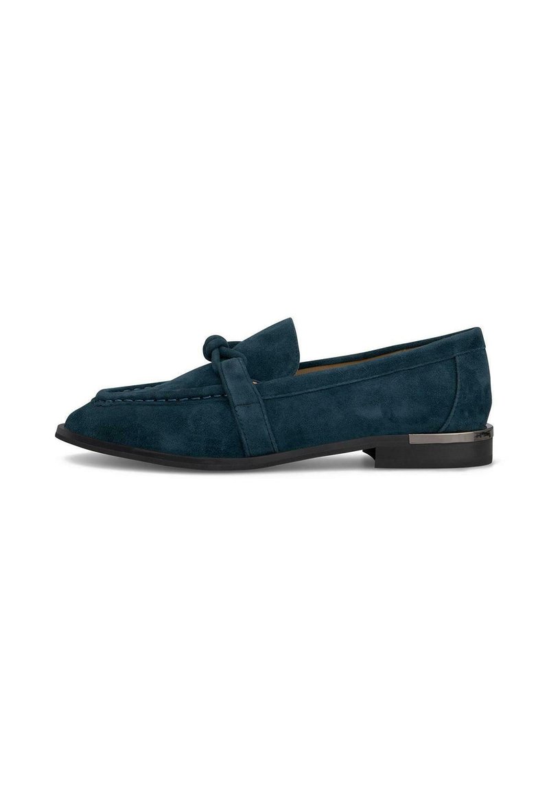 Mocassini in suede blu scuro con un accento annodato sulla tomaia, suola piatta e un sottile dettaglio metallico sul tallone. Design e texture classici.