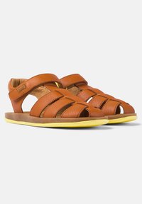 Braune Leder-Sandalen mit mehreren Riemen, offenes Design und gelbe Gummisohle. Verfügt über verstellbare Verschlüsse für eine optimale Passform.