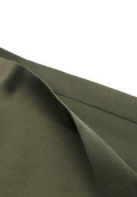 Tessuto verde oliva con una texture morbida, dotato di un bordo leggermente più spesso e una lucentezza sottile. Il materiale appare liscio e flessibile.