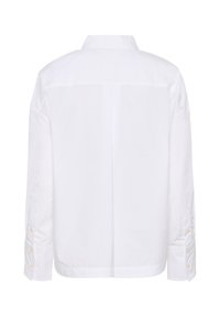 Fehér hosszú ujjú ing gombos mandzsettával, hátulról bemutatva, középen hátul redővel és klasszikus gallérral.