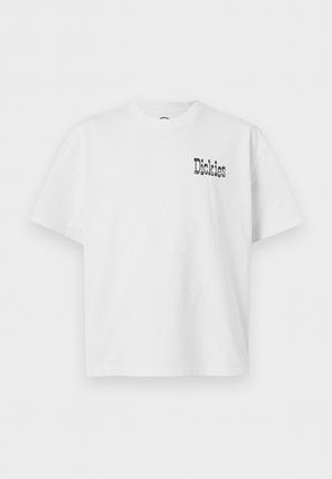 T-shirt blanc à manches courtes et col rond avec un petit logo noir "Dickies" sur la partie supérieure gauche de la poitrine.