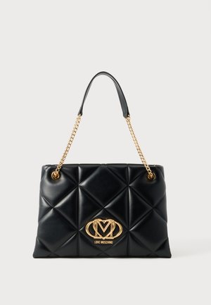 Čierna prešívaná kabelka so zlatými retiazkovými popruhmi a zlatou plakietou s logom "Love Moschino" v prednej strede.