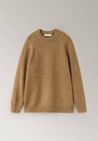 Pull en laine marron à manches longues avec col, poignets et bas côtelés sur fond gris clair.