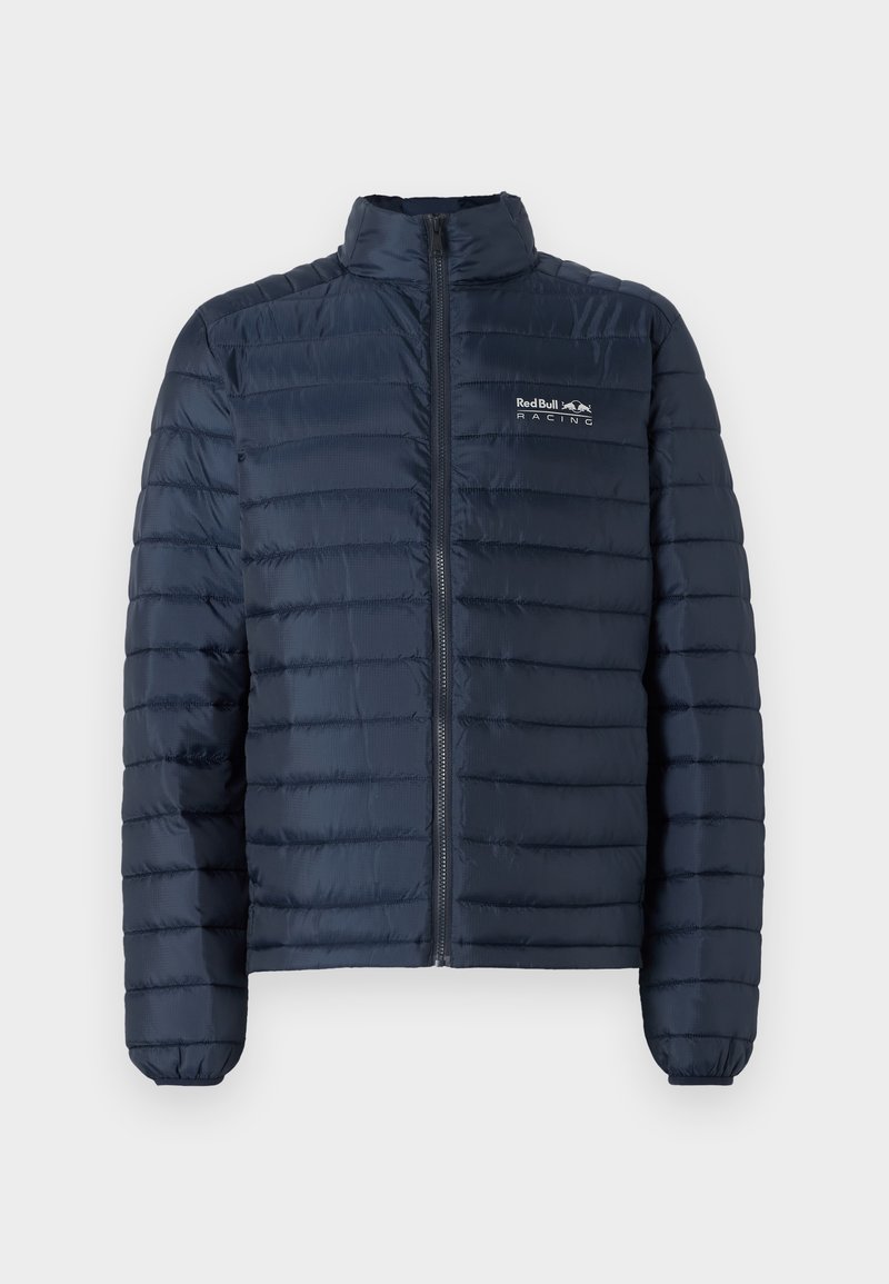 Marineblauwe gewatteerde jas met een staande kraag, sluiting met rits aan de voorkant en Red Bull Racing-logo op de borst. Voorzien van een horizontaal gestikt ontwerp.