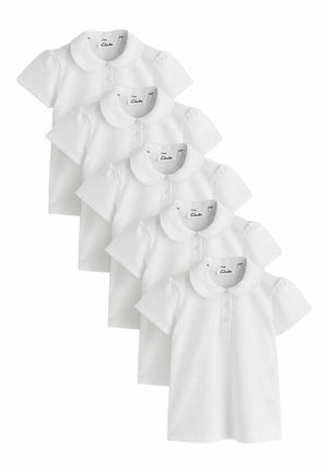 Fünf weiße Kurzarm-Kinderhemden mit Peter-Pan-Kragen und Frontknöpfen, diagonal auf weißem Hintergrund gestapelt.