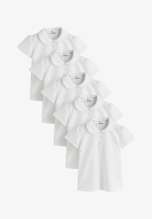 Viisi valkoista lyhythihaista lasten paitaa, joissa on peter pan -kaulukset ja etunapit, pinottuna diagonaalisesti valkoisella taustalla.