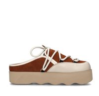 Mules con pianta piatta caratterizzati da una tomaia in suede marrone con accenti in pelle bianca, punta rotonda e suola texture color crema con un design ondulato.