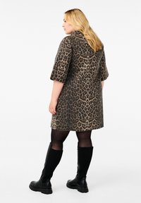 Zizzi MIT LEOPARDEN - Denimové šaty - leo aop