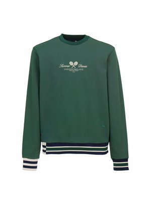 Dunkelgrüner Pullover mit weißen und marineblauen gestreiften Bündchen an Ärmeln und Saum, mit gekreuzten Tennisschlägern und dem Schriftzug "Summer Diaries" auf der Brust.