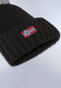 Mustat neulepipo, jossa on taitettu reuna ja ribbikuviointi. Päällä punainen suorakulmainen merkki, jossa on sinivalkoinen lippukuosi.