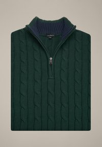 Zielony sweter z dzianiny z zamkiem błyskawicznym przy kołnierzu, z teksturą w prążki i wzorem warkocza. Wykończony granatowym wewnętrznym kołnierzykiem.