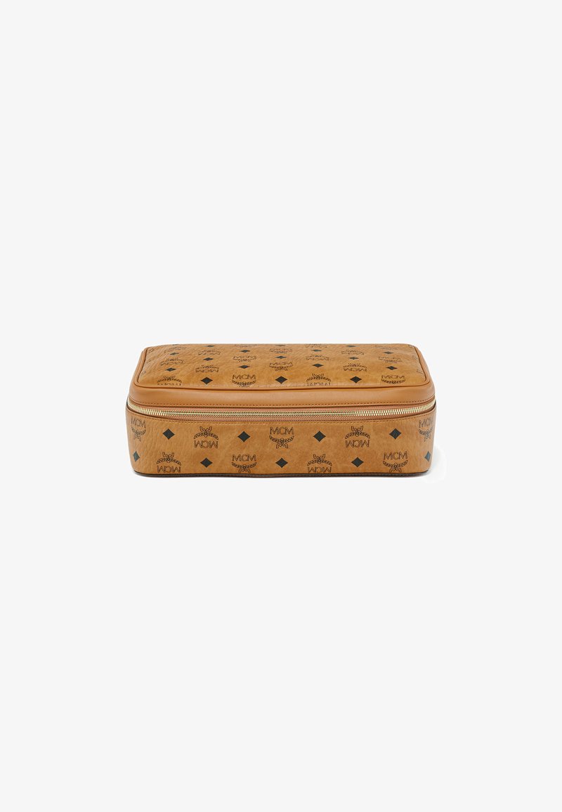 Trousse de maquillage MCM en toile enduite beige avec impression du logo noir. Forme rectangulaire avec fermeture éclair et surface texturée.